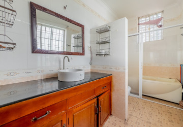 3 Bedroom Villa For Rent - Chroy Changvar, Phnom Penh thumbnail