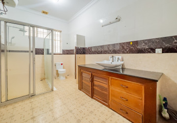 3 Bedroom Villa For Rent - Chroy Changvar, Phnom Penh thumbnail