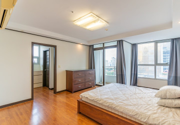 12nd Floor 3 Bedroom Condo For Sale - De Castle Royal, BKK1, Phnom Penh thumbnail