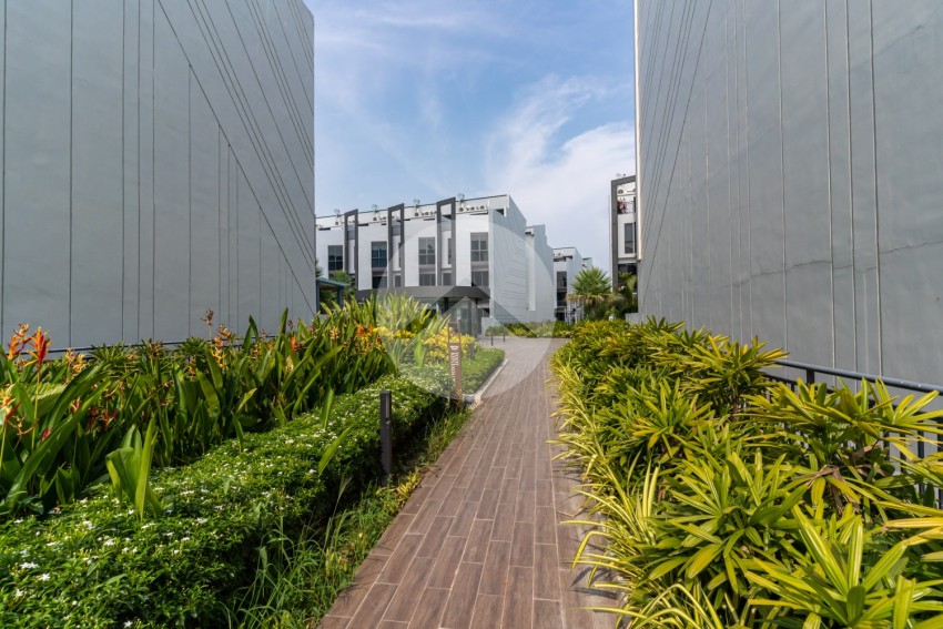 5 Bedrooms Link House For Sale - Chbar Ampov, Phnom Penh