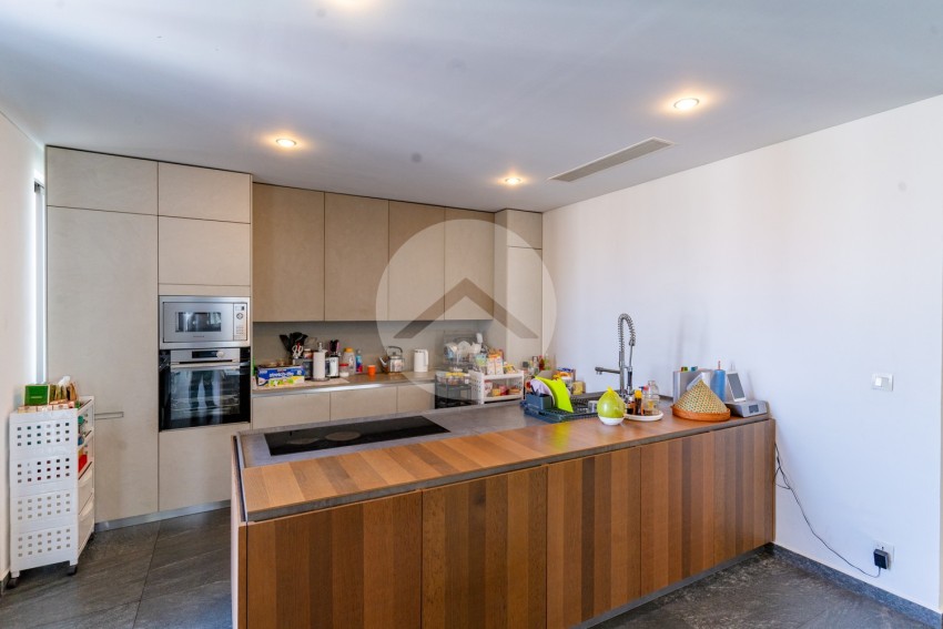 25th Floor 3 Bedroom Penthouse For Rent - Embassy Central, BKK1, Phnom Penh