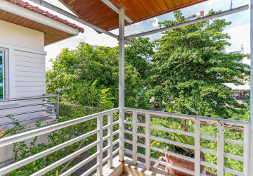 3 Bedroom Villa For Rent -Tonle Bassac, Phnom Penh thumbnail