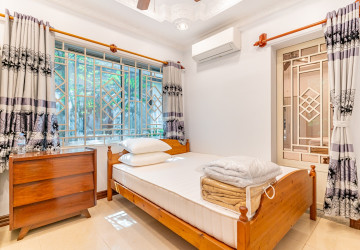 3 Bedroom Villa For Rent -Tonle Bassac, Phnom Penh thumbnail
