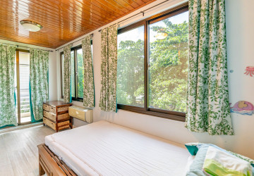 3 Bedroom Villa For Rent -Tonle Bassac, Phnom Penh thumbnail