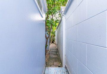 3 Bedroom Villa For Rent -Tonle Bassac, Phnom Penh thumbnail