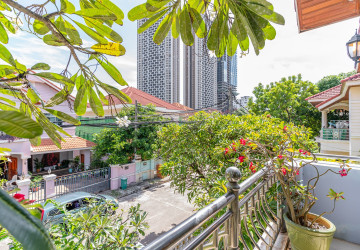 3 Bedroom Villa For Rent -Tonle Bassac, Phnom Penh thumbnail