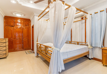 3 Bedroom Villa For Rent -Tonle Bassac, Phnom Penh thumbnail
