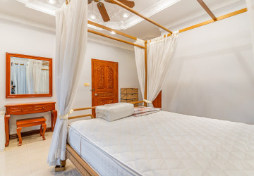 3 Bedroom Villa For Rent -Tonle Bassac, Phnom Penh thumbnail