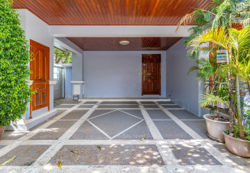 3 Bedroom Villa For Rent -Tonle Bassac, Phnom Penh thumbnail