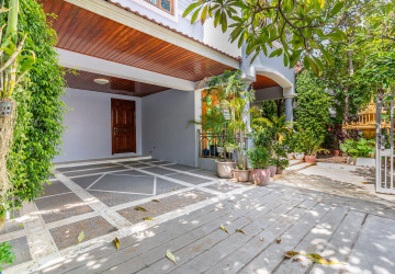 3 Bedroom Villa For Rent -Tonle Bassac, Phnom Penh thumbnail