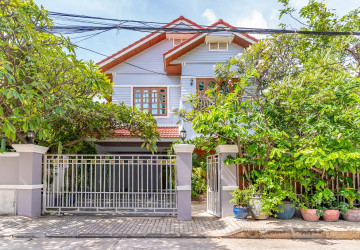 3 Bedroom Villa For Rent -Tonle Bassac, Phnom Penh thumbnail