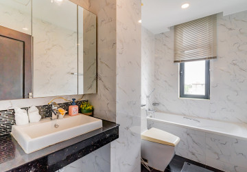 3 Bedroom Serviced Apartment For Rent - Wat Phnom, Phnom Penh thumbnail