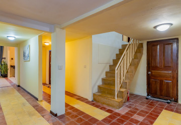 Renovated 3 Bedroom Apartment For Rent - Chakto Mukh, Phnom Penh thumbnail