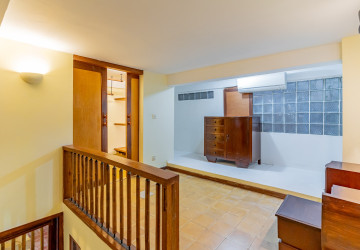 Renovated 3 Bedroom Apartment For Rent - Chakto Mukh, Phnom Penh thumbnail