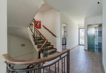 14 Room Hotel Building For Sale - Srah Chork, Daun Penh thumbnail