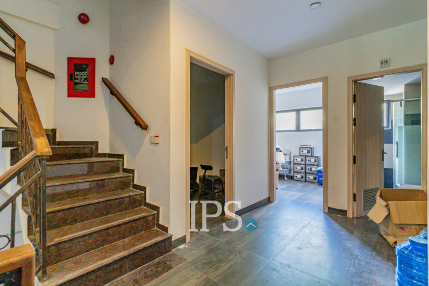 14 Room Hotel Building For Sale - Srah Chork, Daun Penh