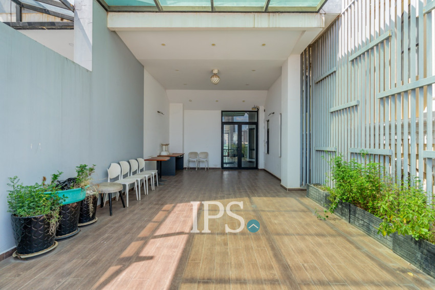 14 Room Hotel Building For Sale - Srah Chork, Daun Penh