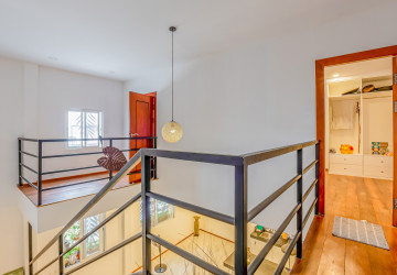 Renovated 3 Bedroom Apartment For Sale - Beoung Raing, Phnom Penh thumbnail