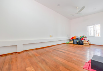 Renovated 3 Bedroom Apartment For Sale - Beoung Raing, Phnom Penh thumbnail