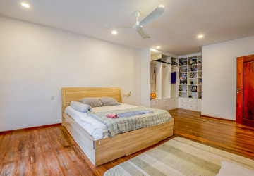 Renovated 3 Bedroom Apartment For Sale - Beoung Raing, Phnom Penh thumbnail