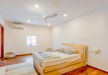 Renovated 3 Bedroom Apartment For Sale - Beoung Raing, Phnom Penh thumbnail