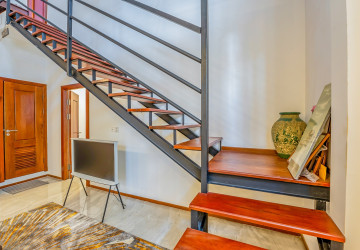 Renovated 3 Bedroom Apartment For Sale - Beoung Raing, Phnom Penh thumbnail