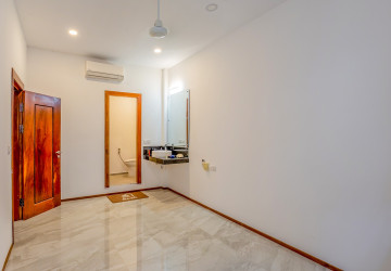 Renovated 3 Bedroom Apartment For Sale - Beoung Raing, Phnom Penh thumbnail
