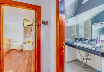 Renovated 3 Bedroom Apartment For Sale - Beoung Raing, Phnom Penh thumbnail