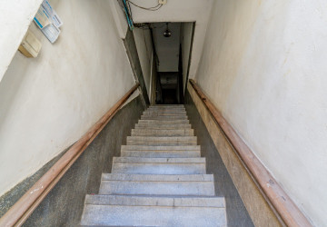 Renovated 3 Bedroom Apartment For Sale - Beoung Raing, Phnom Penh thumbnail