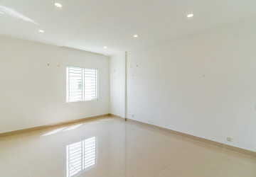 4 Bedroom Link House For Rent - Phleung Chheh Roteh, Phnom Penh thumbnail