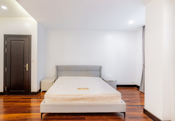 3 Bedroom Serviced Apartment For Rent - Wat Phnom, Phnom Penh thumbnail
