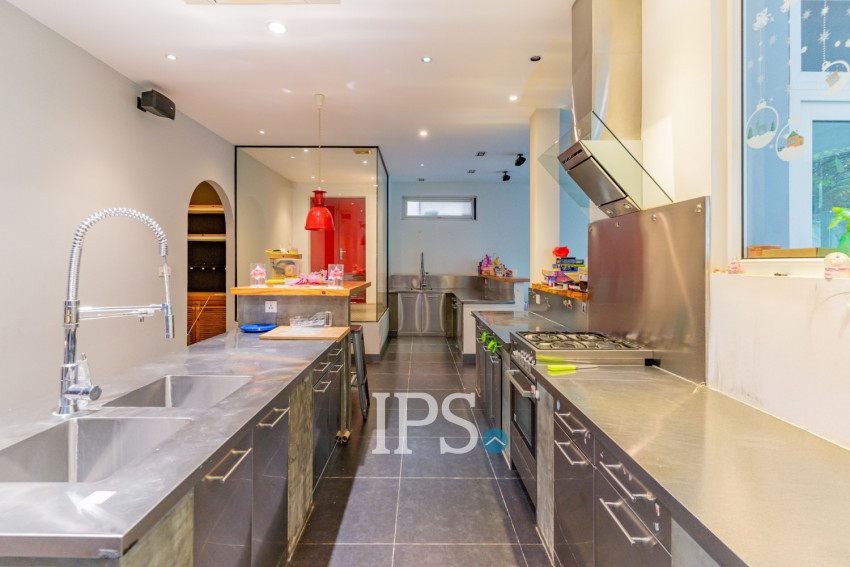 4 Bedroom Villa For Rent - Boeung Kak 2, Phnom Penh