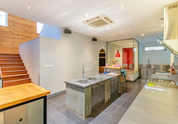 4 Bedroom Villa For Rent - Boeung Kak 2, Phnom Penh thumbnail