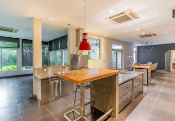 4 Bedroom Villa For Rent - Boeung Kak 2, Phnom Penh thumbnail
