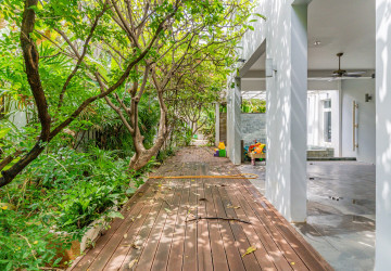 4 Bedroom Villa For Rent - Boeung Kak 2, Phnom Penh thumbnail