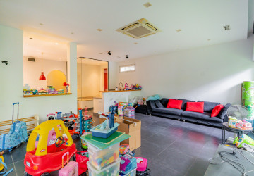 4 Bedroom Villa For Rent - Boeung Kak 2, Phnom Penh thumbnail