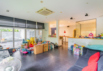 4 Bedroom Villa For Rent - Boeung Kak 2, Phnom Penh thumbnail
