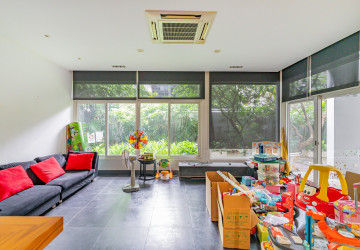 4 Bedroom Villa For Rent - Boeung Kak 2, Phnom Penh thumbnail