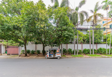 4 Bedroom Villa For Rent - Boeung Kak 2, Phnom Penh thumbnail