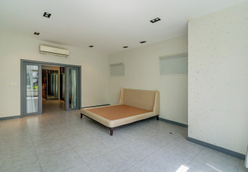 4 Bedroom Villa For Rent - Boeung Kak 2, Phnom Penh thumbnail