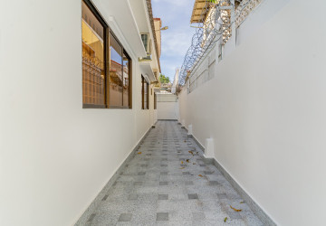 5 Bedroom Villa For Rent - BKK1, Phnom Penh thumbnail