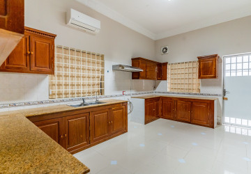 5 Bedroom Villa For Rent - BKK1, Phnom Penh thumbnail