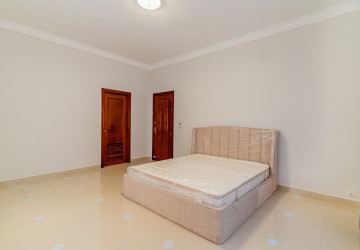 5 Bedroom Villa For Rent - BKK1, Phnom Penh thumbnail