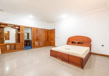 5 Bedroom Commercial Villa For Rent - Tonle Bassac, Phnom Penh thumbnail
