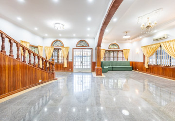 5 Bedroom Commercial Villa For Rent - Tonle Bassac, Phnom Penh thumbnail