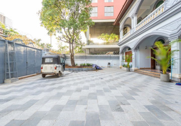 5 Bedroom Commercial Villa For Rent - Tonle Bassac, Phnom Penh thumbnail