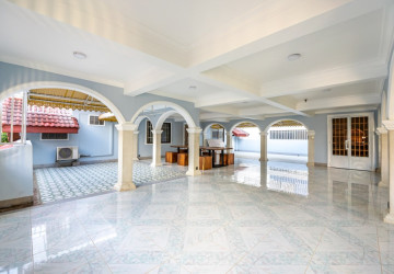 5 Bedroom Commercial Villa For Rent - Tonle Bassac, Phnom Penh thumbnail