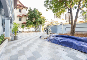 5 Bedroom Commercial Villa For Rent - Tonle Bassac, Phnom Penh thumbnail