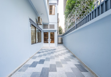 5 Bedroom Commercial Villa For Rent - Tonle Bassac, Phnom Penh thumbnail
