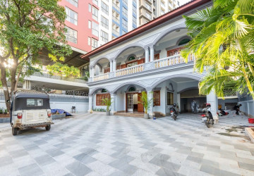 5 Bedroom Commercial Villa For Rent - Tonle Bassac, Phnom Penh thumbnail